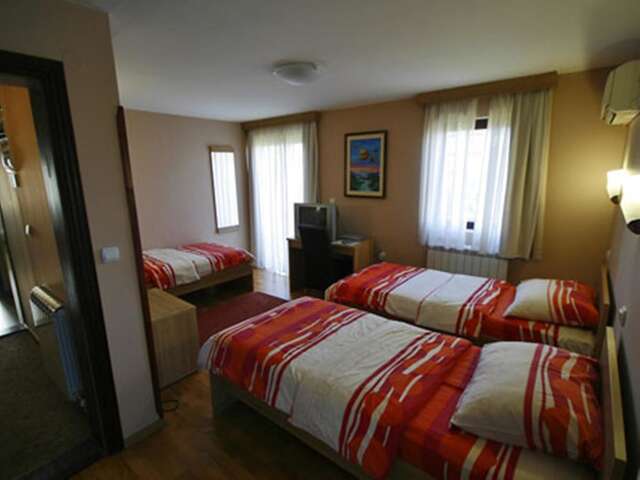 Отель Hotel Ambiente Подгорица-13